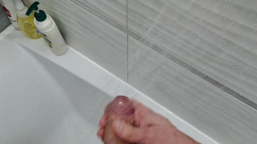 A hatalmas mellű mostoha anyucikám segített kifacsarni a farkamat a mosdóban Thumb