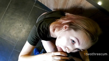 A konyhában kettyintette meg a szexis nőcskét a keményfarkú haverja Thumb