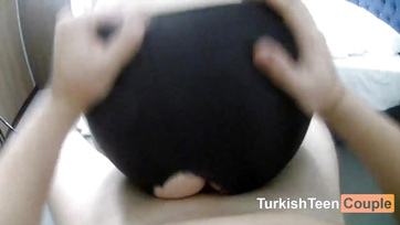 A széttépett cicanadrágjában flexelte meg a saját mostoha kishúgát a kanos fiú Thumb
