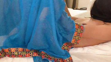 Fullba hatolva beverte a pajszerét a csábos arab gimnazista csaj cuncusába Thumb