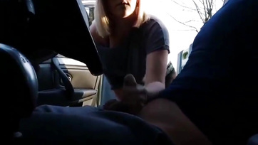 Odajött és megveregette az életerős faszomat az anonim leány Thumb