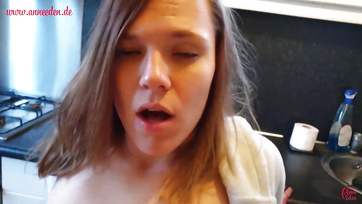 Teletüzelte a beindulva ébredt tini bula száját miután megmászta a pélóját Thumb