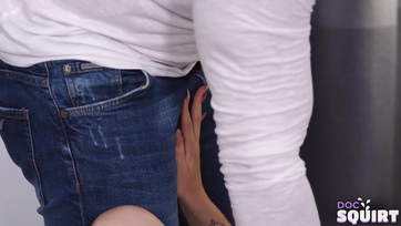 Kívánós kis tini csaj ejakulál a punijával mialatt a hapsi guberál benne Thumb