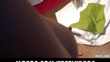 Az utcán leszólított szláv sunci egy kis készpénzért jókedvűen széttárta a lábacskáját Thumb