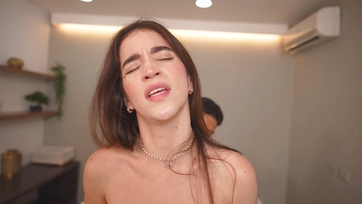 A sexy és tündibündi masszőr leányzó vidáman bebocsátotta a páciense nagy cerkáját a cunijába Thumb